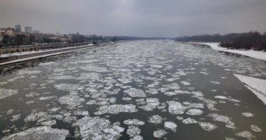 Varşova / Polonya - Tarih: nehir kaplı buz, kışın Vistula Nehri.
