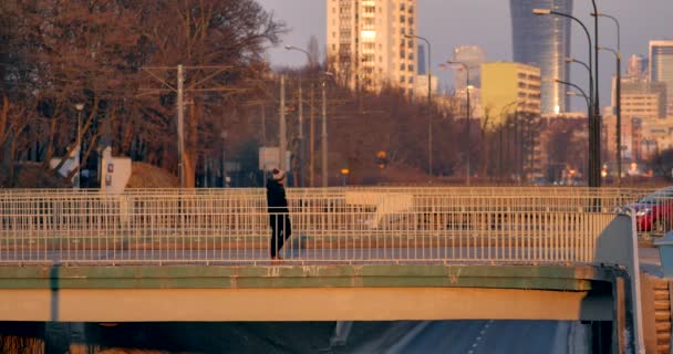 Неузнаваемые Люди Тротуаре Варшаве — стоковое видео