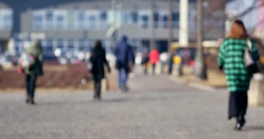 Varşova / Polonya-tarihi: 03102018. Parkta yürüyüş insanlar. Bebek arabası ve küçük çocuk ile anne.