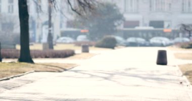 Varşova / Polonya-tarihi: 03102018. Parkta yürüyüş insanlar. Bebek arabası ve küçük çocuk ile anne.