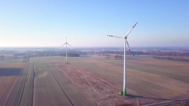 Kırsal / Polonya - tarihi: 02242018. Yukarıda da görüleceği yel değirmenleri. Avrupa'nın havadan görüntüleri od yel değirmenleri.