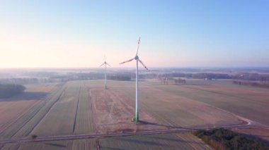 Kırsal / Polonya - tarihi: 02242018. Yukarıda da görüleceği yel değirmenleri. Avrupa'nın havadan görüntüleri od yel değirmenleri.