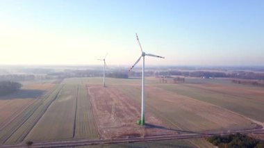 Kırsal / Polonya - tarihi: 02242018. Yukarıda da görüleceği yel değirmenleri. Avrupa'nın havadan görüntüleri od yel değirmenleri.