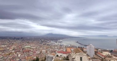 Napoli / İtalya - 03182018. Naples, Castel Sant'Elmo görülen şehir panoraması. Bulutlu gün Napoli, İtalya
