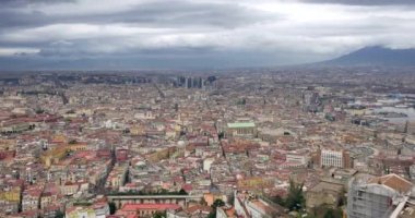Napoli / İtalya - 03182018. Naples, Castel Sant'Elmo görülen şehir panoraması. Bulutlu gün Napoli, İtalya