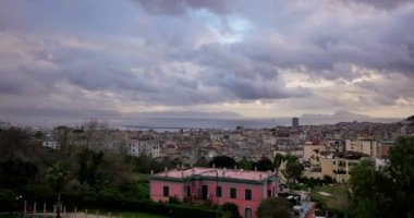 Napoli / İtalya - 03182018. Naples, Castel Sant'Elmo görülen şehir panoraması. Bulutlu gün Napoli, İtalya