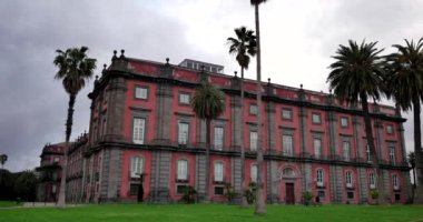 Napoli / İtalya - tarihi: 03182018. Napoli'de Capodimonte bina müze. Bulutlu gün Napoli.