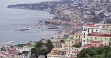 Napoli / İtalya - 03182018. Naples, Castel Sant'Elmo görülen şehir panoraması. Bulutlu gün Napoli, İtalya