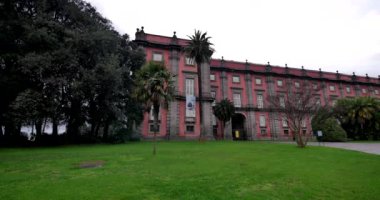 Napoli / İtalya - tarihi: 03182018. Napoli'de Capodimonte bina müze. Bulutlu gün Napoli.