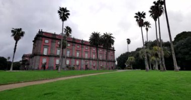 Napoli / İtalya - tarihi: 03182018. Napoli'de Capodimonte bina müze. Bulutlu gün Napoli.