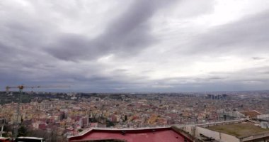 Napoli / İtalya - 03182018. Naples, Castel Sant'Elmo görülen şehir panoraması. Bulutlu gün Napoli, İtalya