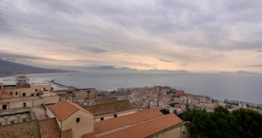 Napoli / İtalya - tarihi: 03182018. Castel Sant'Elmo görülen Napoli Panoraması. Günbatımı Napoli.