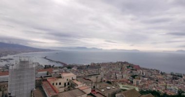 Napoli / İtalya - 03182018. Naples, Castel Sant'Elmo görülen şehir panoraması. Bulutlu gün Napoli, İtalya