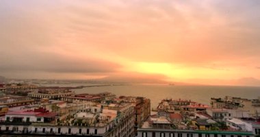 Napoli / İtalya - tarihi: 03182018. Naples, Castel Sant'Elmo görülen şehir panoraması. Bulutlu gün Napoli, İtalya