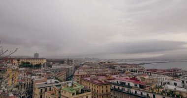 Napoli / İtalya - tarihi: 03182018. Naples, Castel Sant'Elmo görülen şehir panoraması. Bulutlu gün Napoli, İtalya