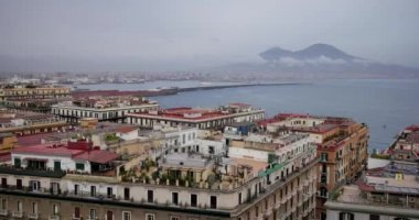 Napoli / İtalya - tarihi: 03182018. Naples, Castel Sant'Elmo görülen şehir panoraması. Bulutlu gün Napoli, İtalya