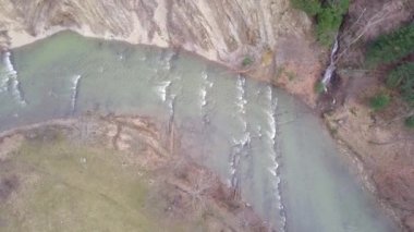 Dağ nehir sonbaharda hava görüntüleri.