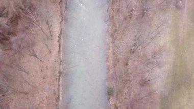 Dağ nehir sonbaharda hava görüntüleri.