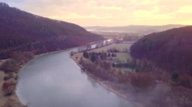 Yukarıdan güzel bir nehir görünüyor. Bieszczady Dağları 'nın doğası yukarıdan görülüyor. Avrupa manzarasının hava görüntüsü.