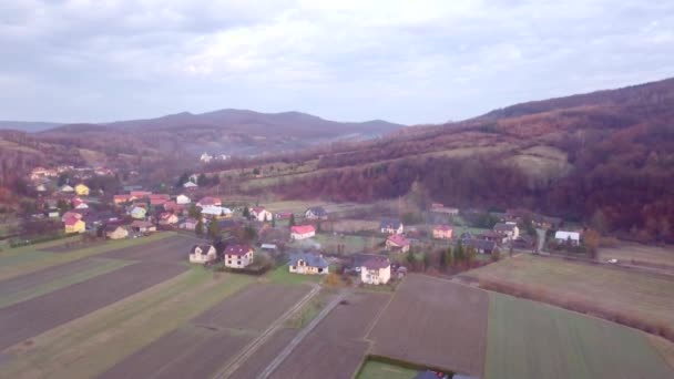 Kleines Dorf Von Oben Gesehen Schöne Luftaufnahme Von Grünen Hügeln — Stockvideo