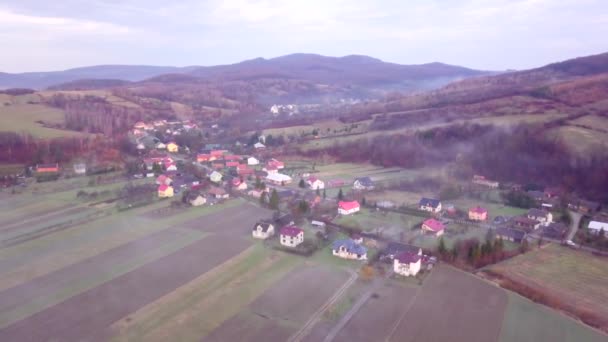 Kleines Dorf Von Oben Gesehen Schöne Luftaufnahme Von Grünen Hügeln — Stockvideo