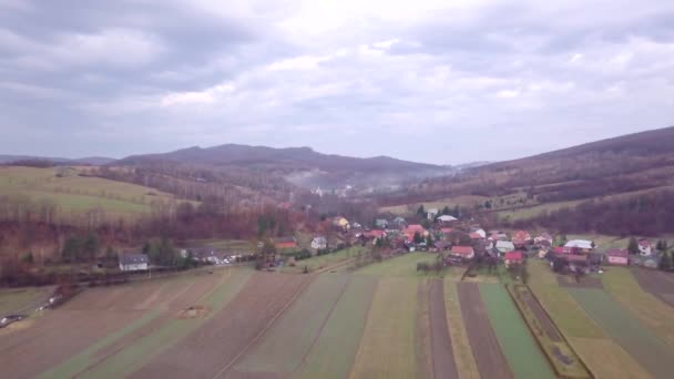 Malé Obce Ptačí Perspektivy Nádherný Vzdušný Záběr Zelené Kopce Údolí — Stock video