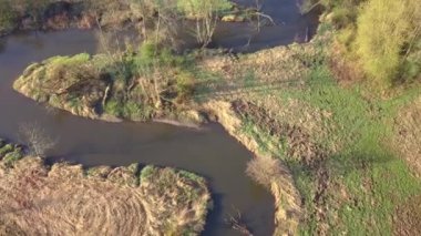 Bolimow / Polonya - tarihi: 04142018. Küçük, düzgün vücutlu Nehri'nin hava atış. Yukarıda da görüleceği bahar ışık küçük nehir.