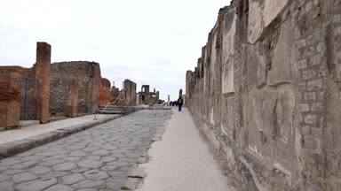 Pompei / İtalya - tarihi: 03182018. Pompei, İtalya için harabeler içinde. Napoli yakınlarındaki arkeolojik park.