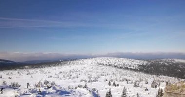 Sudety dağlar / Polonya - tarihi: 03222018. Hills karla kaplı. Güneşli, soğuk gün Sudety dağlarında. 
