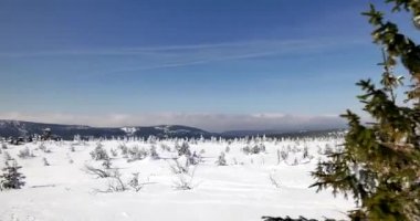 Sudety dağlar / Polonya - tarihi: 03222018. Hills karla kaplı. Güneşli, soğuk gün Sudety dağlarında. 