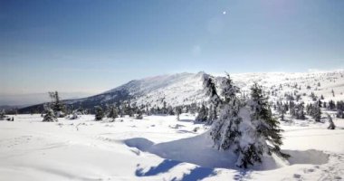 Szklarska Poreba / Polonya - tarihi: 03222018. Hills karla kaplı. Güneşli, soğuk gün Sudety dağlarında.