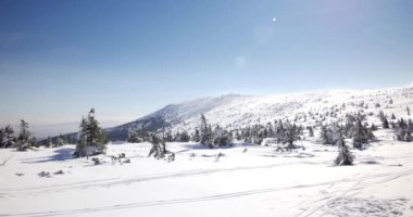 Szklarska Poreba / Polonya - tarihi: 03222018. Hills karla kaplı. Güneşli, soğuk gün Sudety dağlarında.