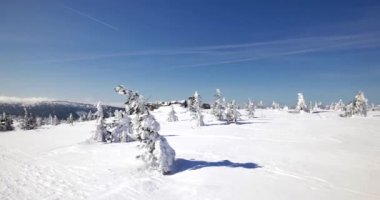 Szklarska Poreba / Polonya - tarihi: 03222018. Hills karla kaplı. Güneşli, soğuk gün Sudety dağlarında.