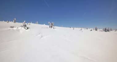 Szklarska Poreba / Polonya - tarihi: 03222018. Hills karla kaplı. Güneşli, soğuk gün Sudety dağlarında.