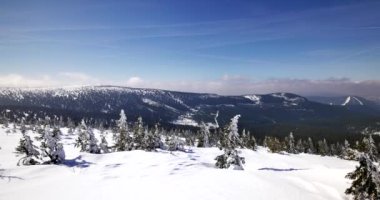 Szklarska Poreba / Polonya - tarihi: 03222018. Hills karla kaplı. Güneşli, soğuk gün Sudety dağlarında.