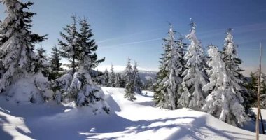 Szklarska Poreba / Polonya - tarihi: 03222018. Hills karla kaplı. Güneşli, soğuk gün Sudety dağlarında.