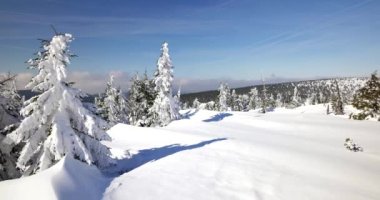 Szklarska Poreba / Polonya - tarihi: 03222018. Hills karla kaplı. Güneşli, soğuk gün Sudety dağlarında.