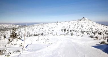 Szklarska Poreba / Polonya - tarihi: 03222018. Hills karla kaplı. Güneşli, soğuk gün Sudety dağlarında.