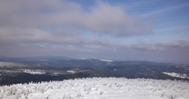 Heuvels Bedekt Met Sneeuw Zonnige Koude Dag Sudety Bergen — Stockvideo