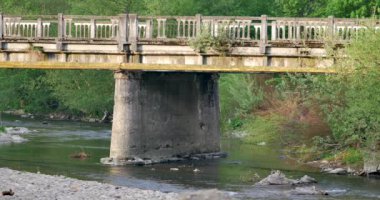 Dağ nehri üzerinde eski bir köprü.