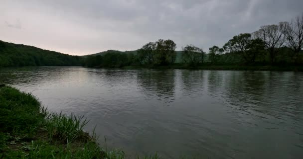 Pologne / Sanok / date : 04302018. Rivière San au printemps. Calme, petite rivière au printemps. Paysage avec rivière, prairie et ciel bleu .