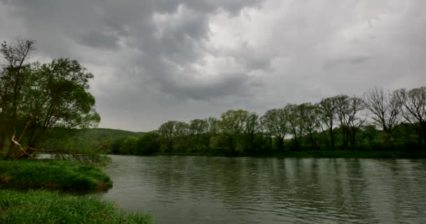 ポーランド Sanok 04302018 サン川の春 春の穏やかな 小さな川 草原と青空のある風景します — ストック動画