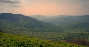 Ukrayna / Bieszczady Dağlar / Tarih: 04302018. Yeşil tepeler Uhd görüntüleri. Güzel gün batımı ışık dağlarında.