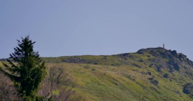 Ukrayna - tarihi: 04302018. Pikuj, Ukrayna Bieszczady Dağlar en yüksek Dağı. Bahar ışık yeşil tepeler.