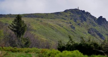 Ukrayna - tarihi: 04302018. Pikuj, Ukrayna Bieszczady Dağlar en yüksek Dağı. Bahar ışık yeşil tepeler.