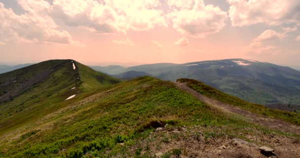 ウクライナ ビェシチャディ山脈 04302018 緑の丘の Uhd 日没の光の美しい山々 — ストック動画
