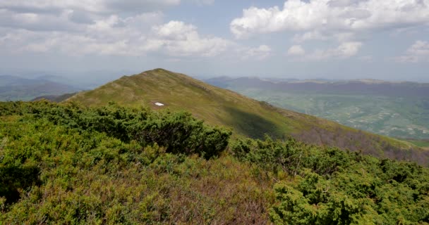 Ukrayna Bieszczady Dağlar Tarihi 04302018 Yeşil Tepeler Uhd Görüntüleri Bahar — Stok video