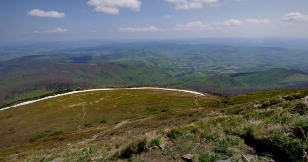 乌克兰 Bieszczady 04302018 绿色的山丘 Uhd 的画面 美丽的山在春天光 — 图库视频影像