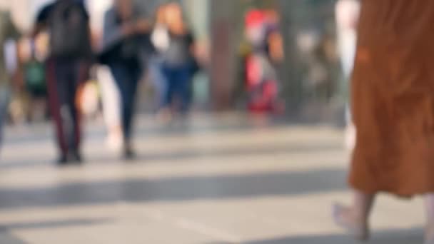 Mensen Die Door Straten Van Oude Binnenstad Van Warschau Lopen — Stockvideo