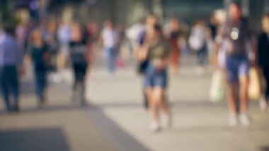 Varşova 'nın Eski Kasabası' nın sokaklarında yürüyen insanlar. Tanımlanamayan insanlar görüntüsü.